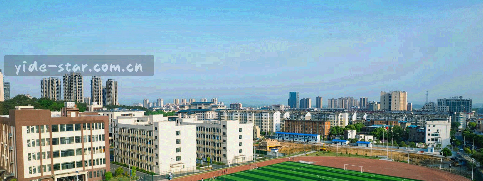 由一台设备到另一台设备的三段光轨连线，表示跨设备恢复上次位置